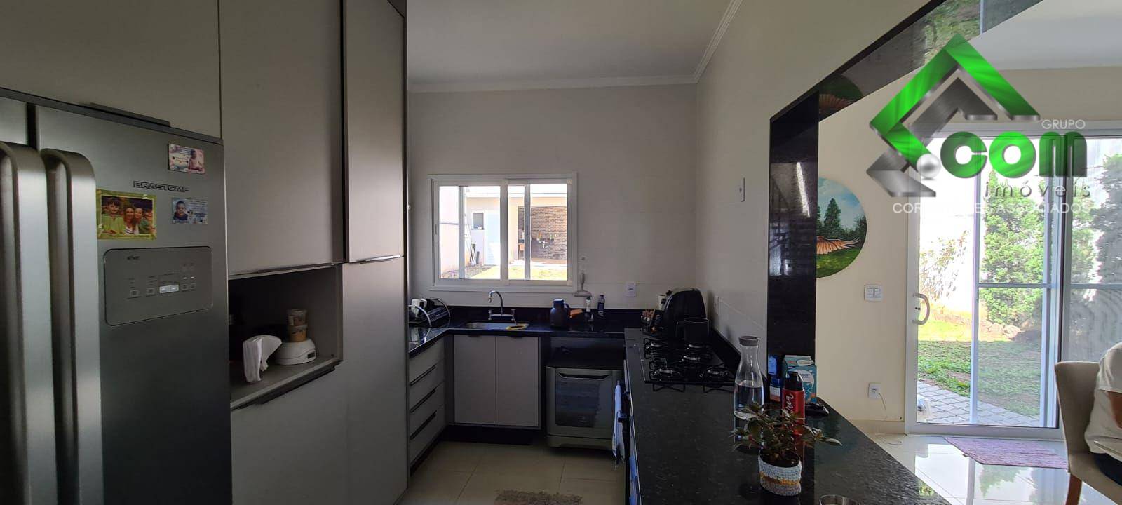 Casa à venda com 4 quartos, 308m² - Foto 1