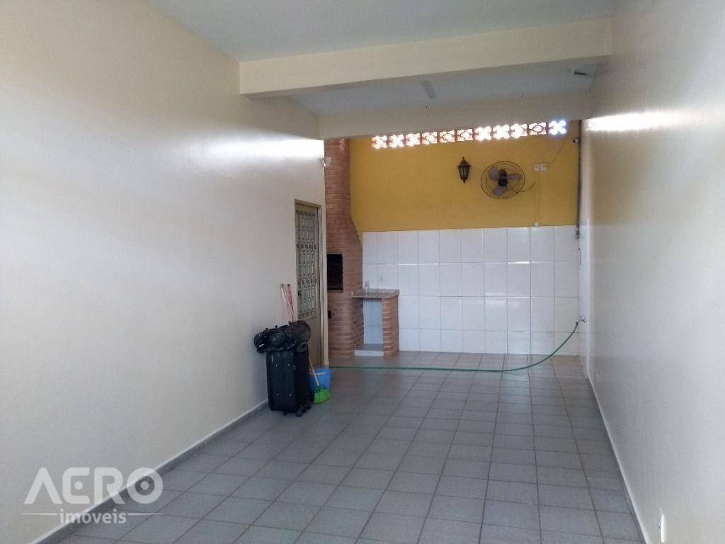 Casa à venda com 3 quartos, 218m² - Foto 3