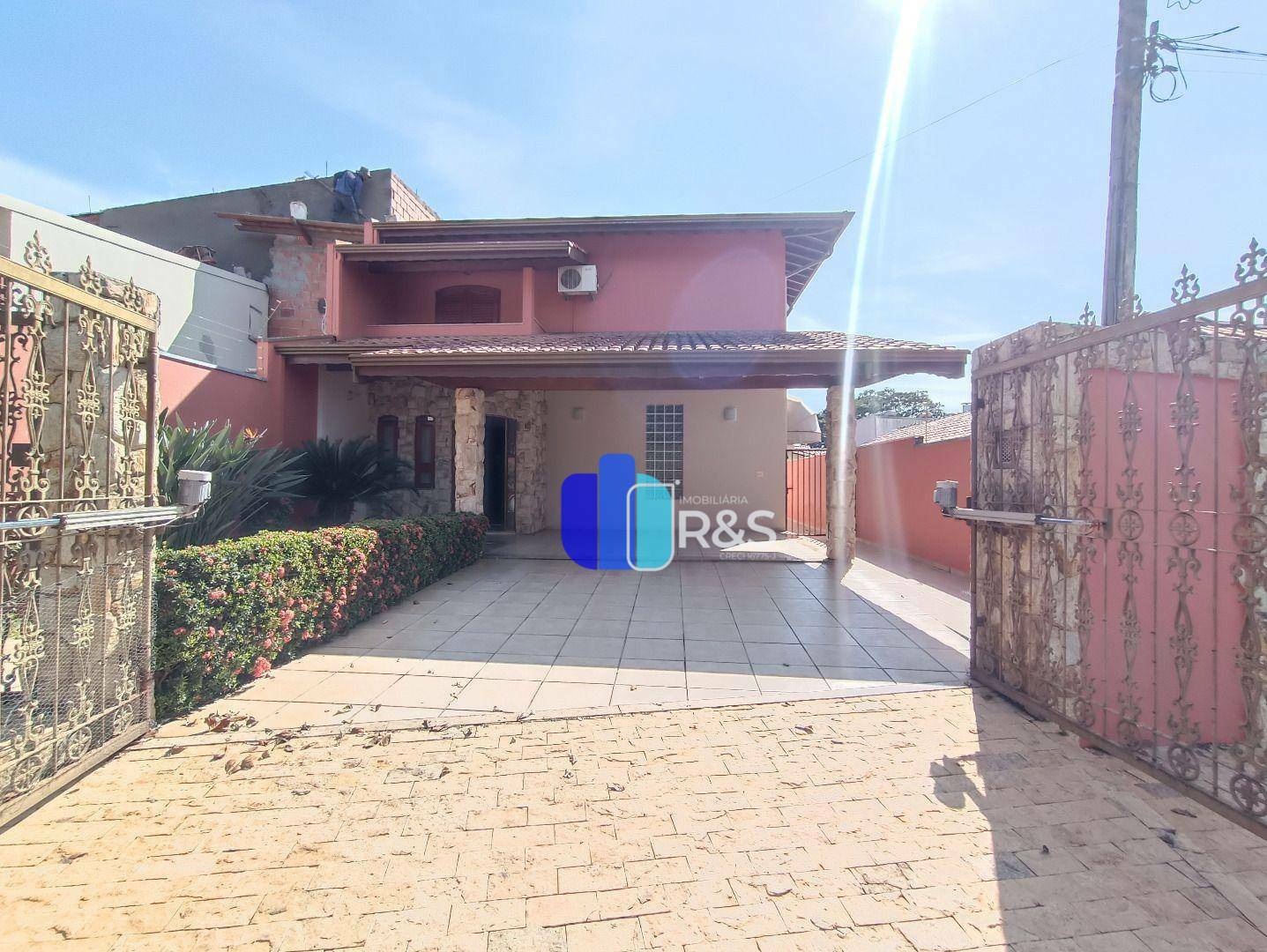 Casa à venda e aluguel com 3 quartos, 227m² - Foto 2