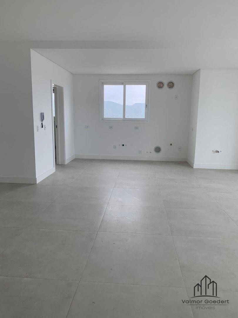 Apartamento à venda com 3 quartos, 137m² - Foto 2