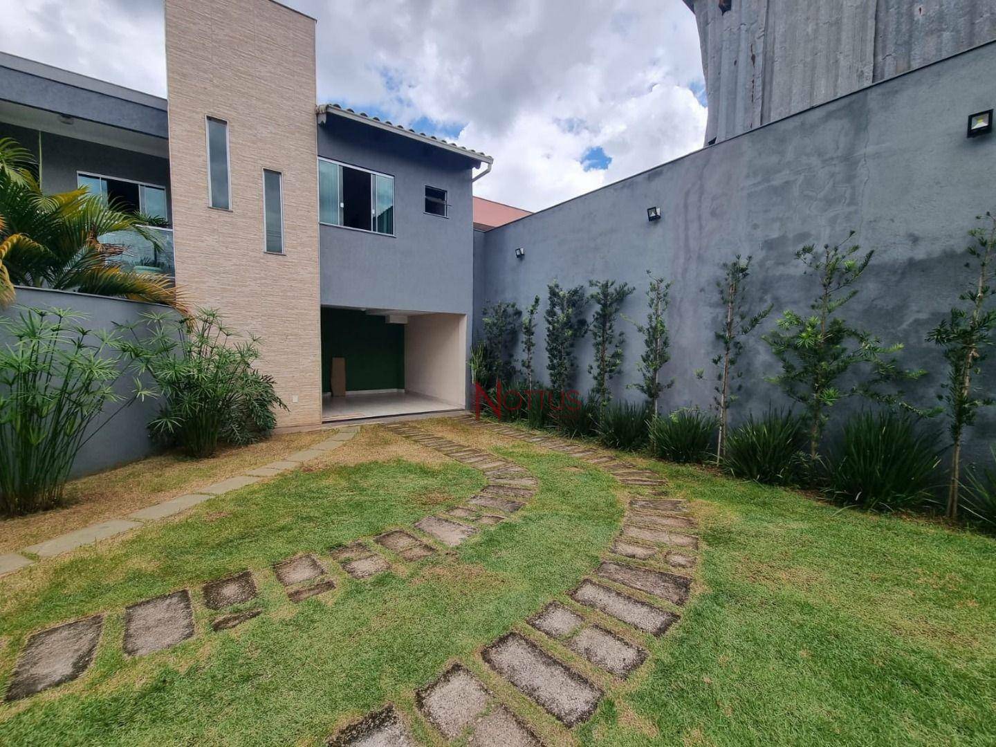 Casa à venda com 3 quartos, 128m² - Foto 1