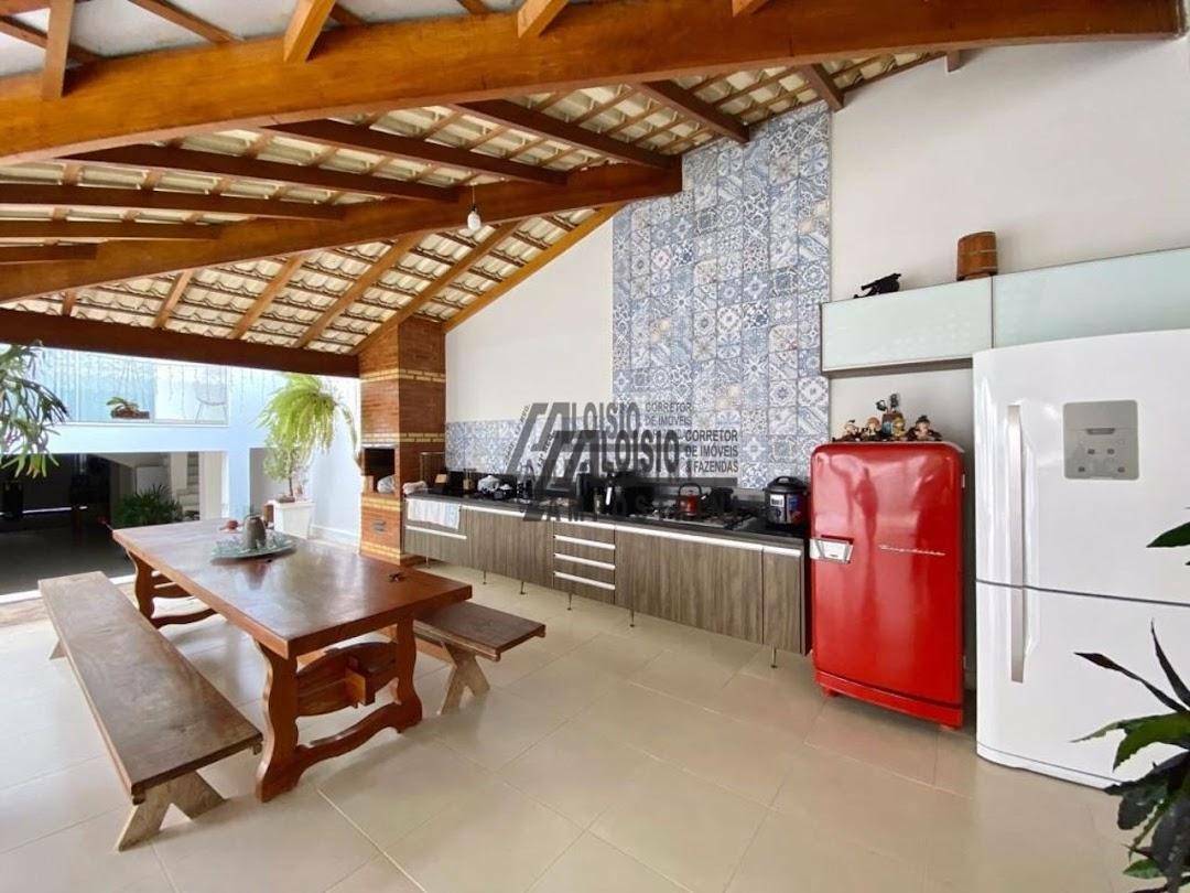 Casa à venda com 3 quartos, 200m² - Foto 2