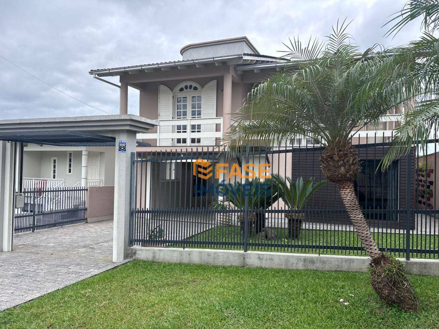 Casa à venda com 4 quartos, 213m² - Foto 1