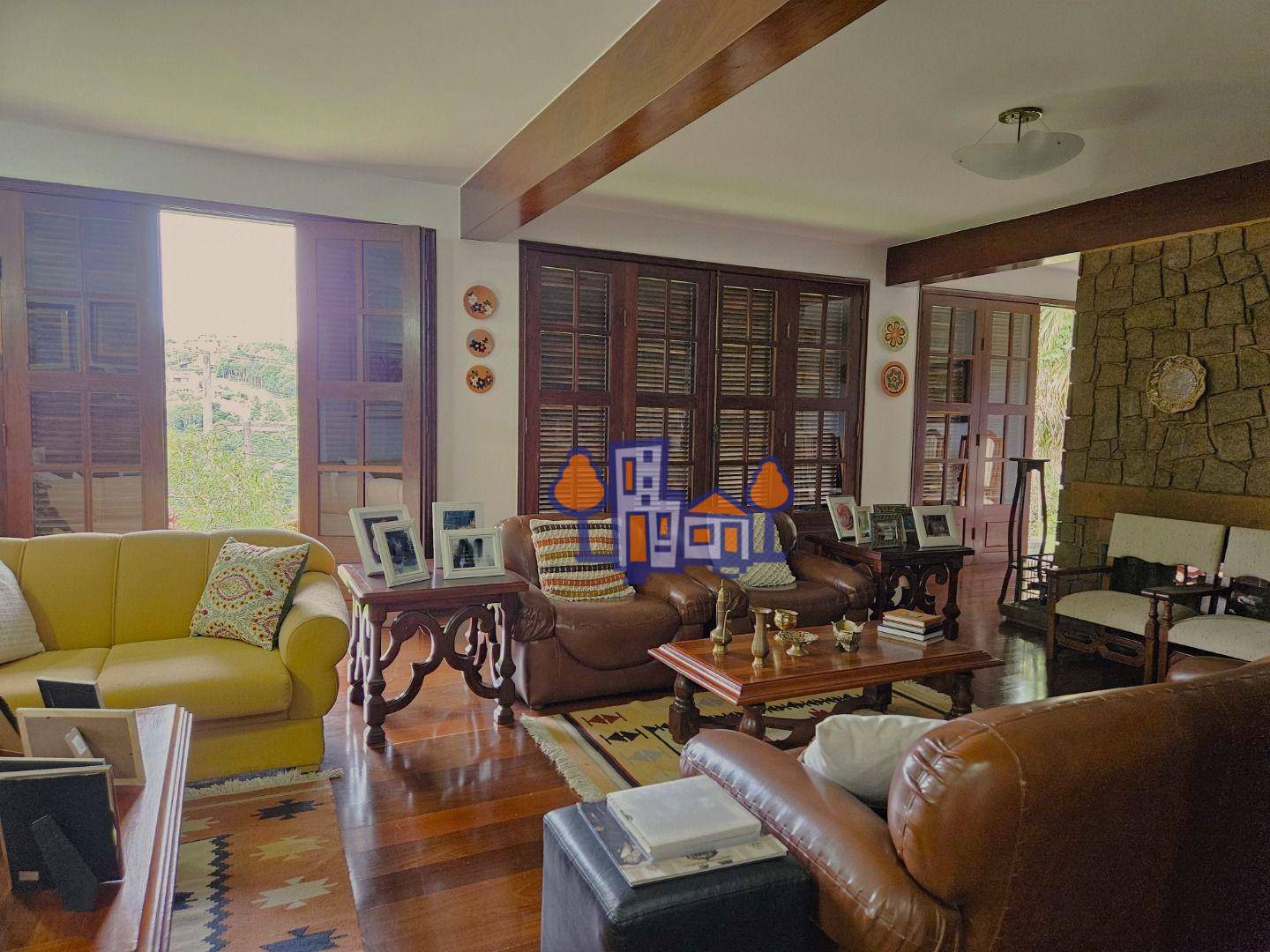 Casa à venda com 4 quartos, 300m² - Foto 2
