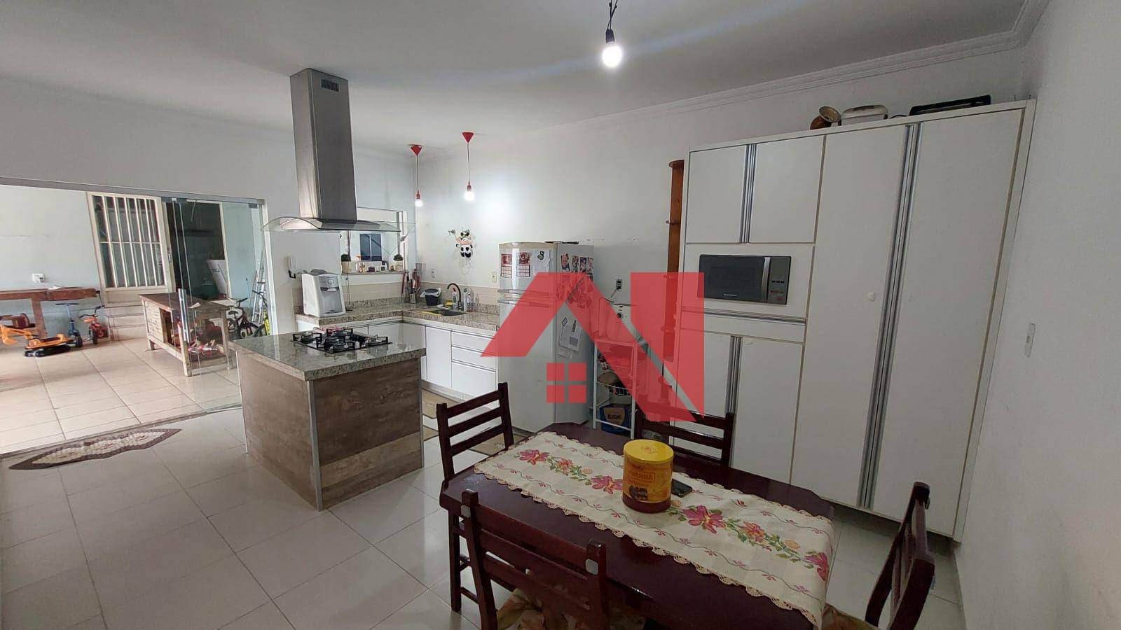 Casa à venda com 3 quartos, 185m² - Foto 1