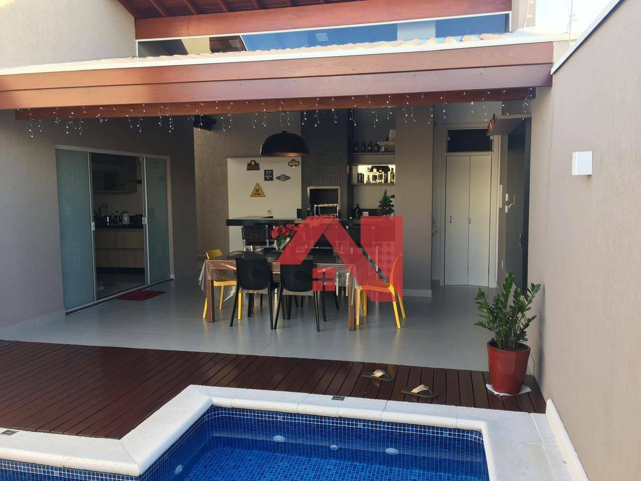 Casa à venda com 3 quartos, 212m² - Foto 1