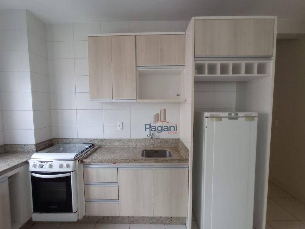 Apartamento à venda com 2 quartos, 64m² - Foto 2