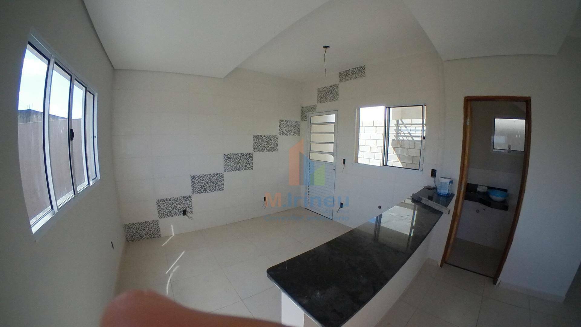 Casa à venda com 2 quartos, 70m² - Foto 1