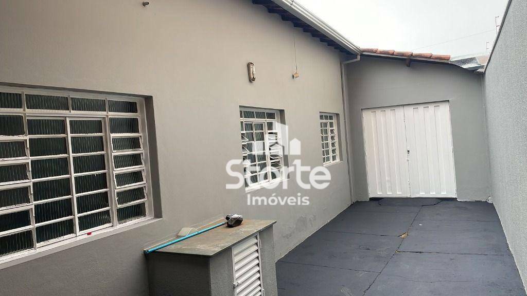 Casa à venda com 3 quartos, 200m² - Foto 1