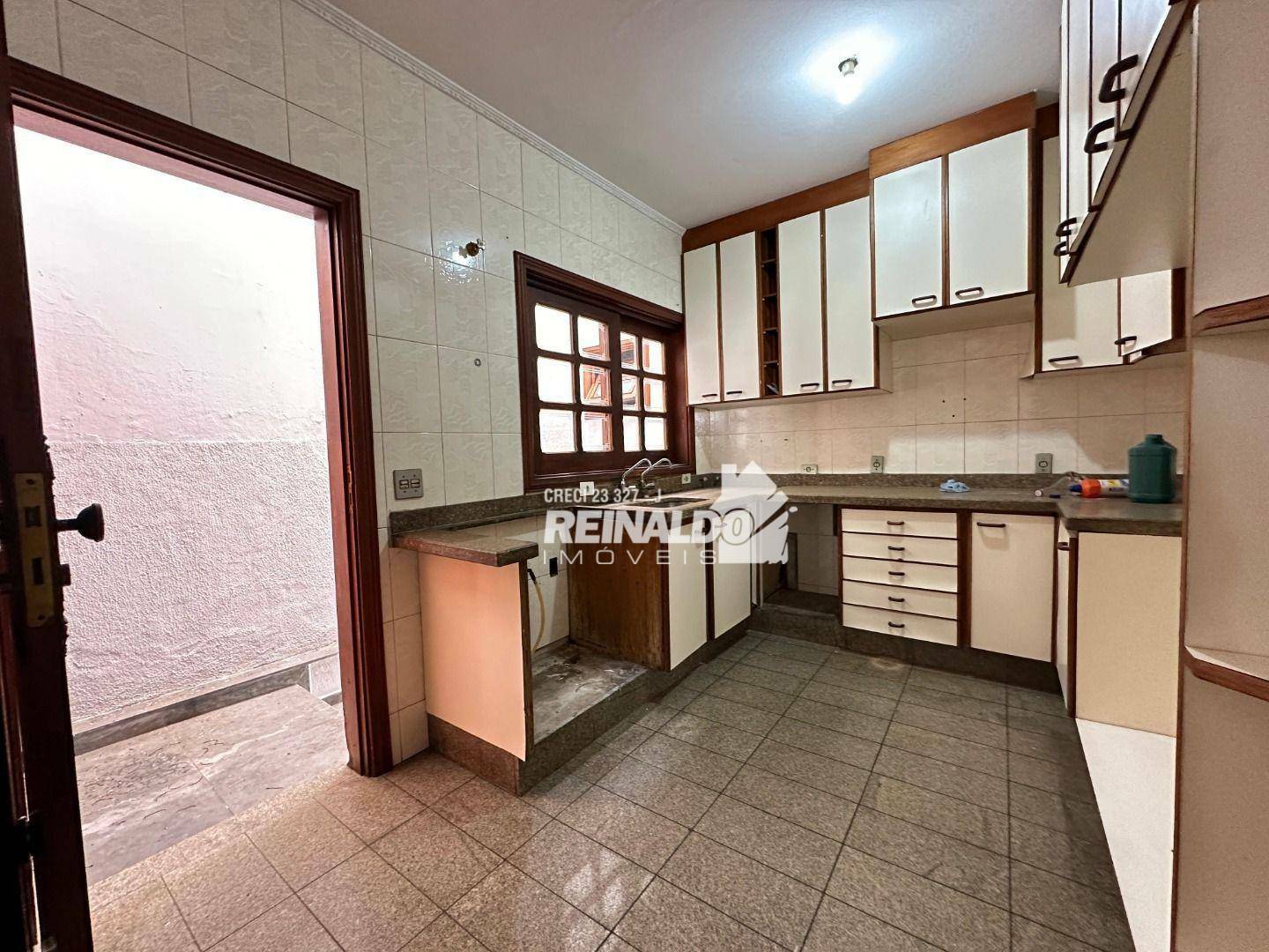 Casa para alugar com 3 quartos, 315m² - Foto 9