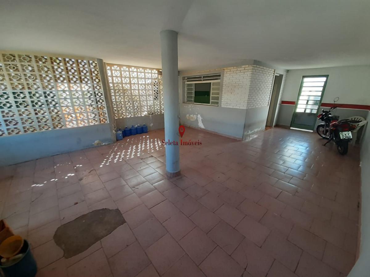 Casa à venda com 2 quartos, 250m² - Foto 1