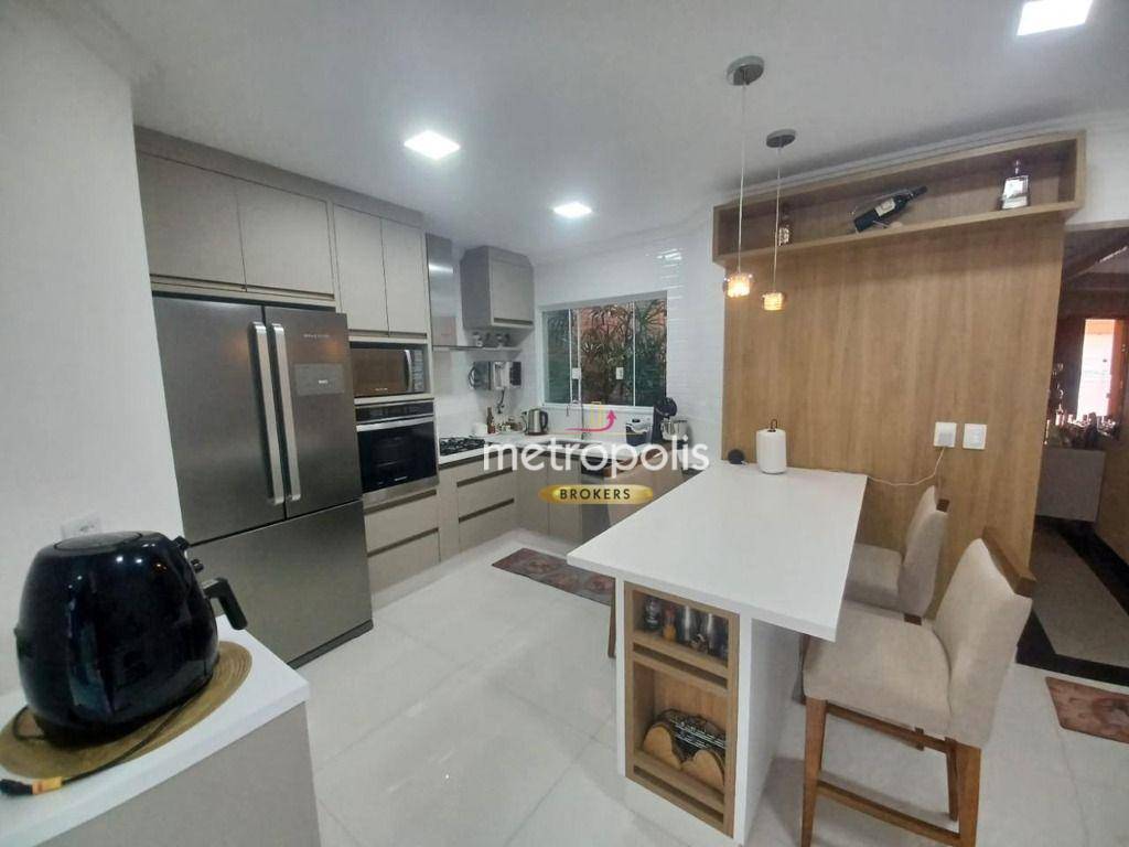 Sobrado à venda com 3 quartos, 232m² - Foto 1