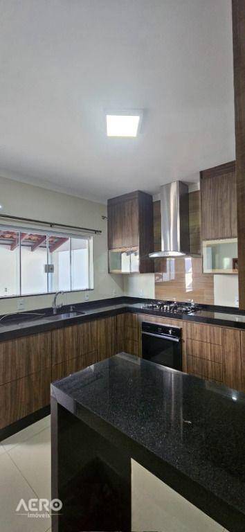 Casa à venda com 3 quartos, 197m² - Foto 1
