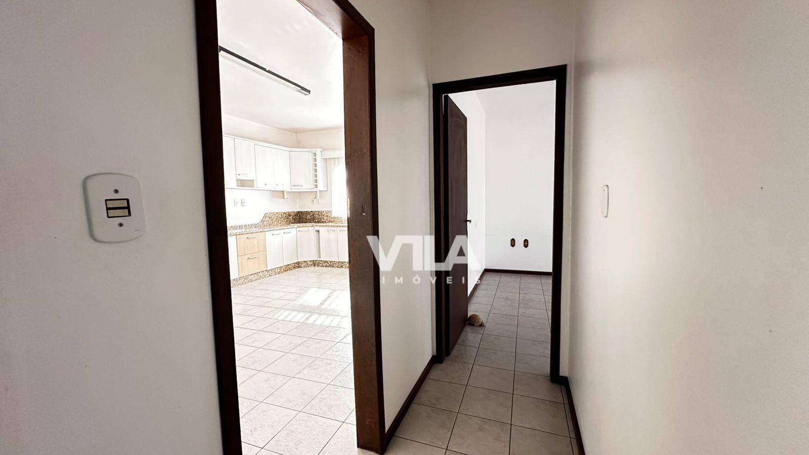 Casa à venda com 6 quartos, 305m² - Foto 9