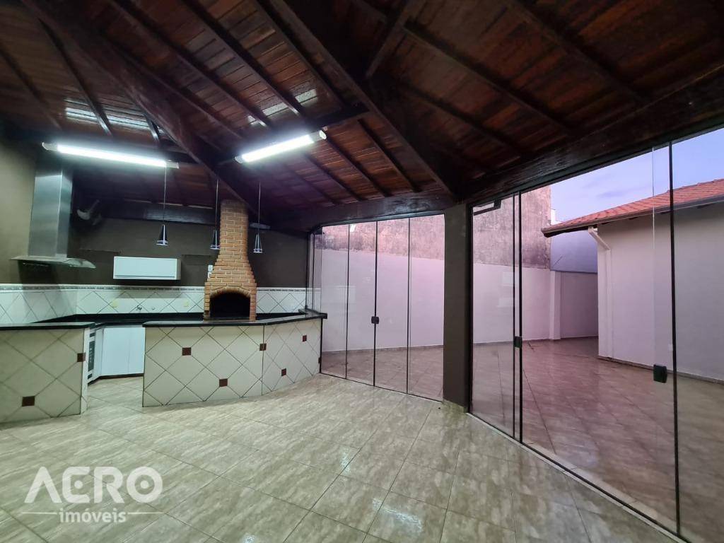 Casa à venda com 2 quartos, 250m² - Foto 1