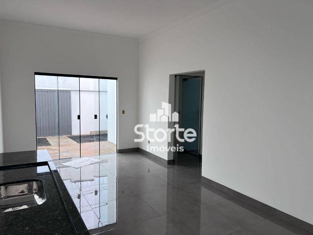 Casa à venda com 2 quartos, 70m² - Foto 1