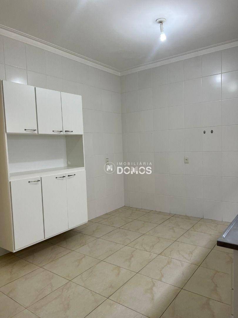 Casa para alugar com 3 quartos, 217m² - Foto 4