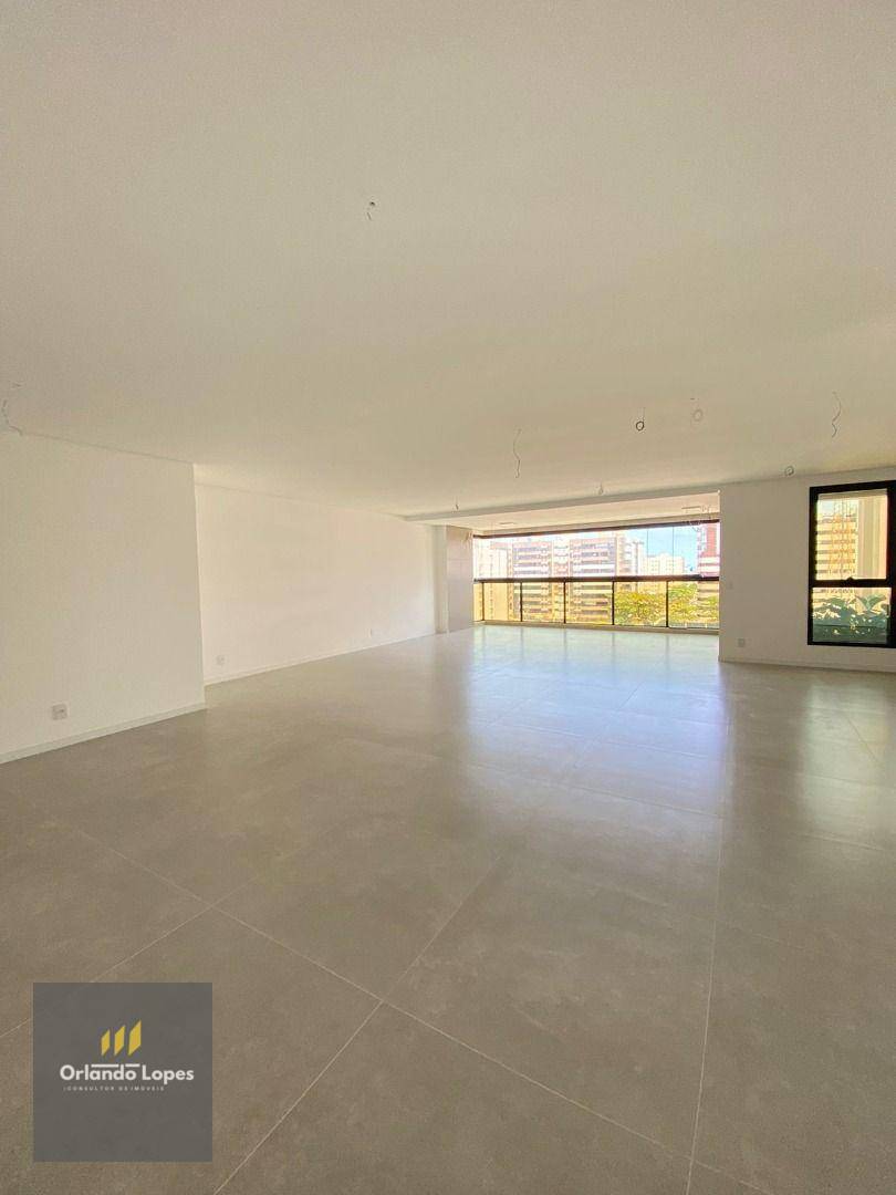 Apartamento à venda com 4 quartos, 228m² - Foto 2