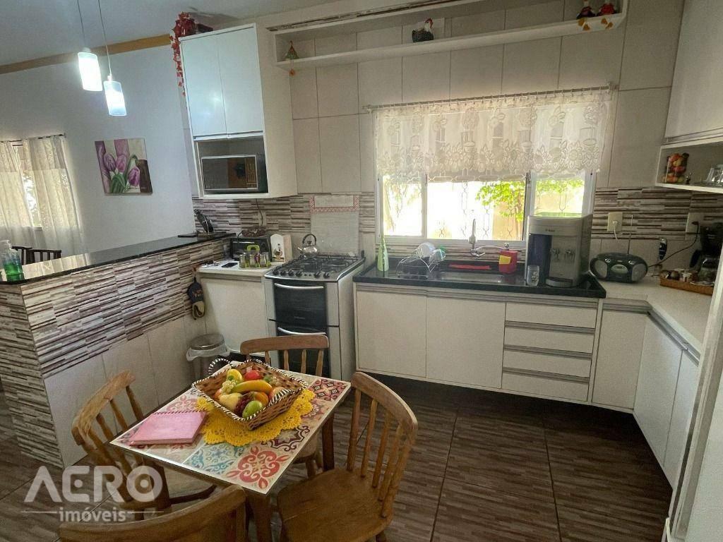 Casa à venda com 3 quartos, 128m² - Foto 1