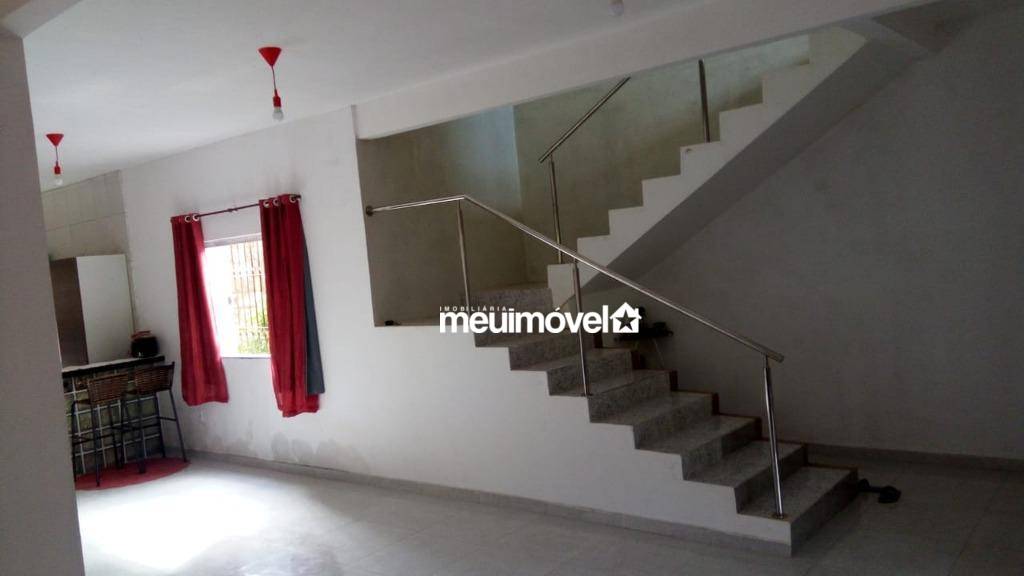 Casa à venda com 3 quartos, 245m² - Foto 2