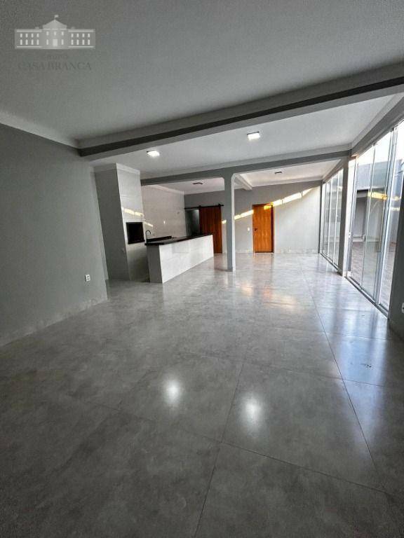 Sobrado à venda com 3 quartos, 217m² - Foto 1