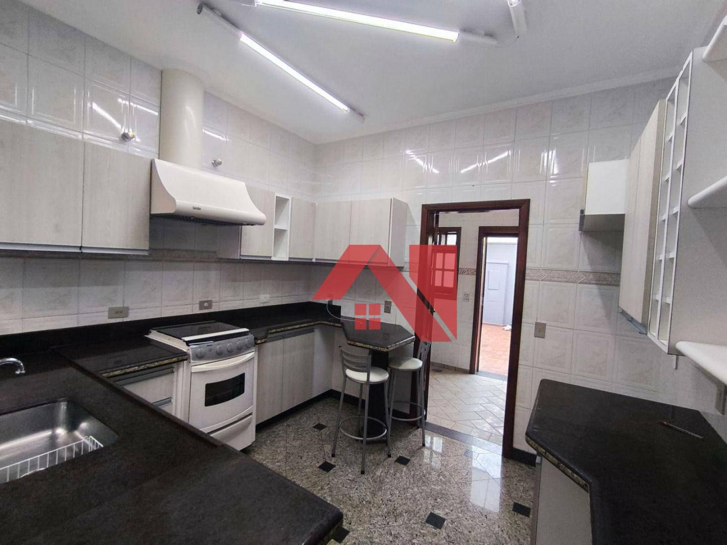 Casa à venda e aluguel com 3 quartos, 218m² - Foto 5