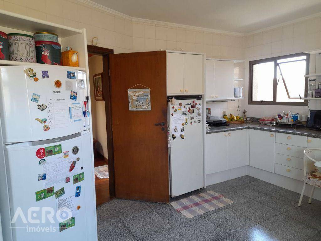 Casa à venda com 4 quartos, 250m² - Foto 14