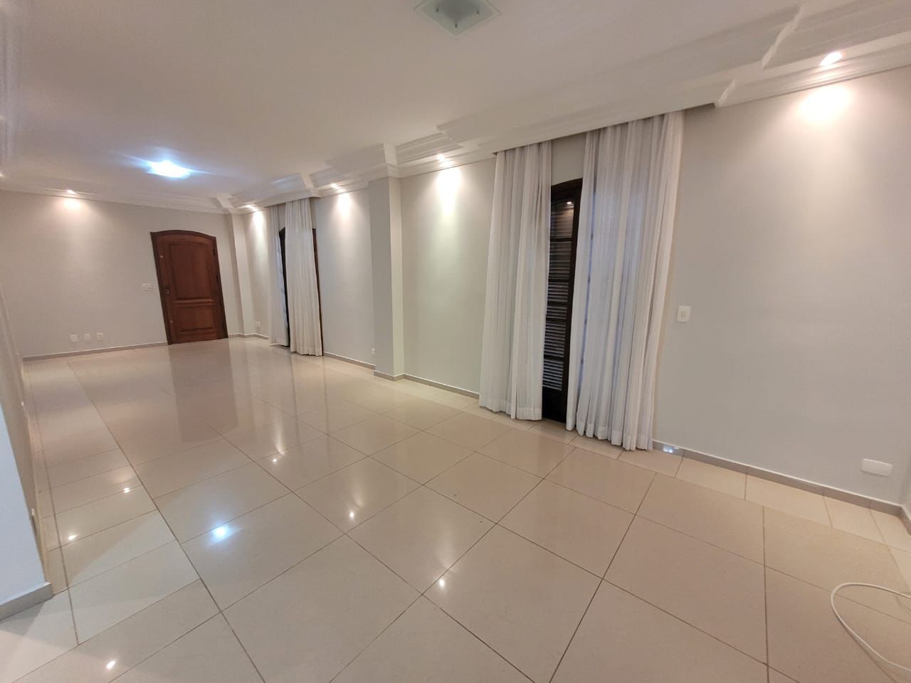 Casa para alugar com 4 quartos, 250m² - Foto 26