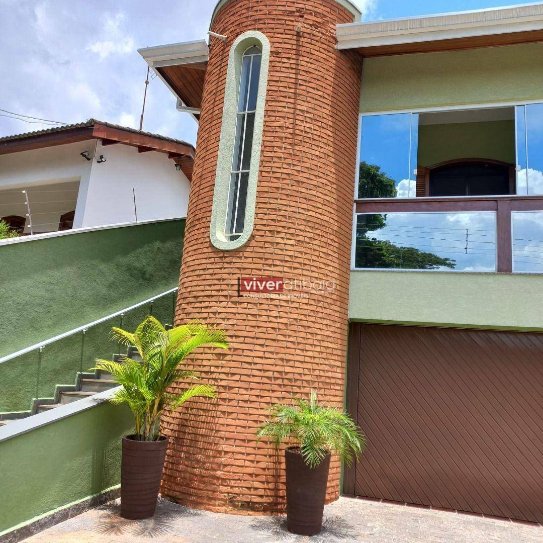 Casa à venda com 4 quartos, 233m² - Foto 1