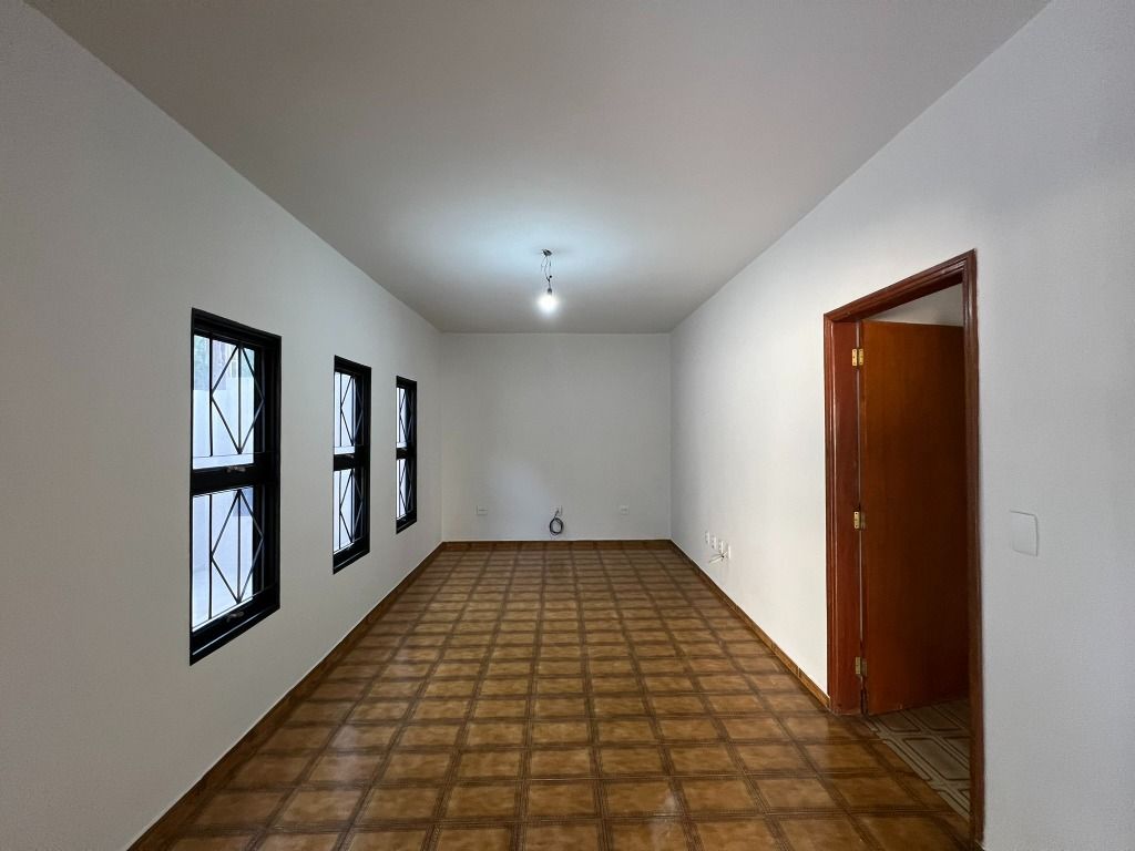 Casa à venda com 3 quartos, 217m² - Foto 2