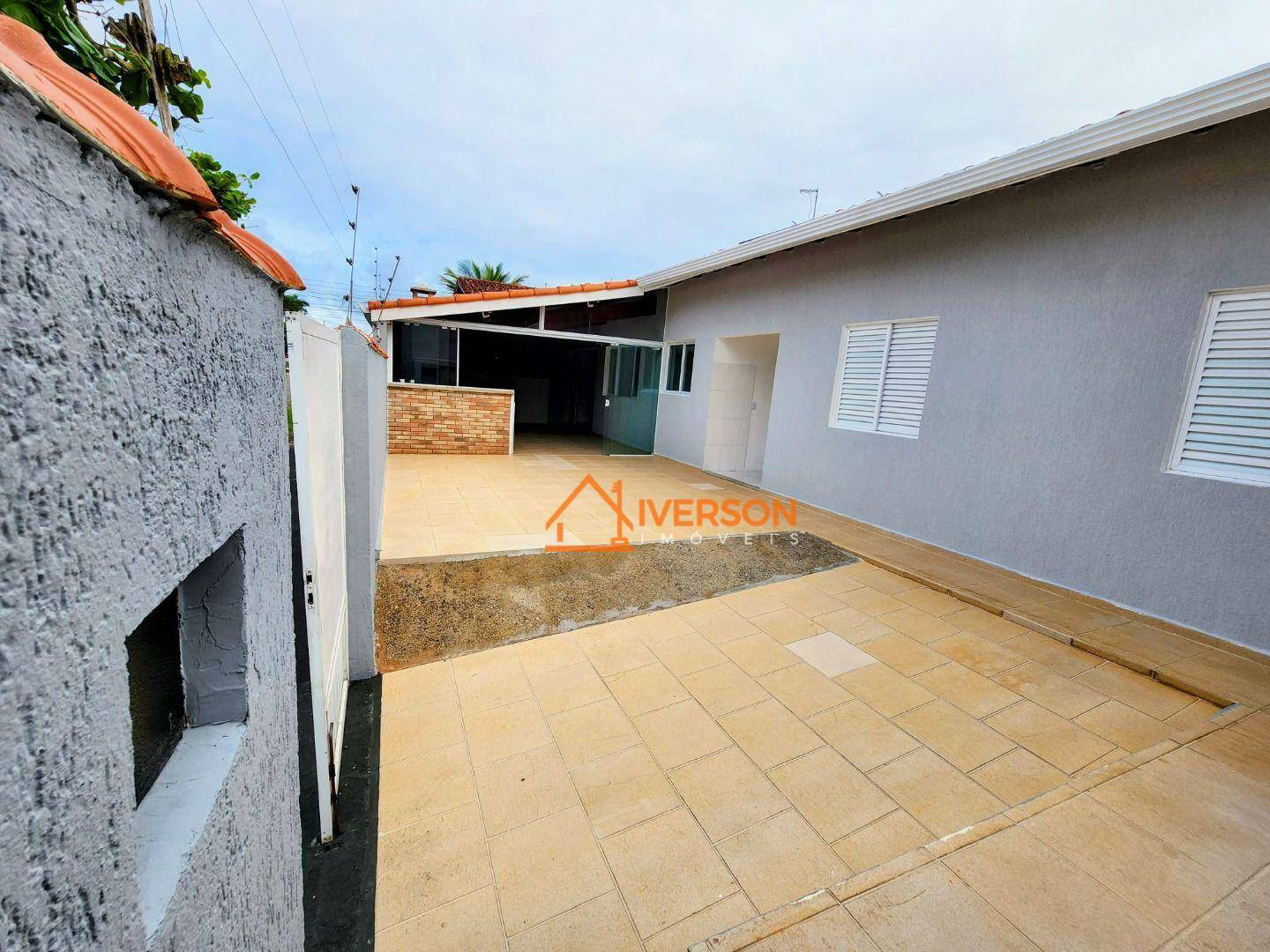 Casa à venda com 3 quartos, 100m² - Foto 1