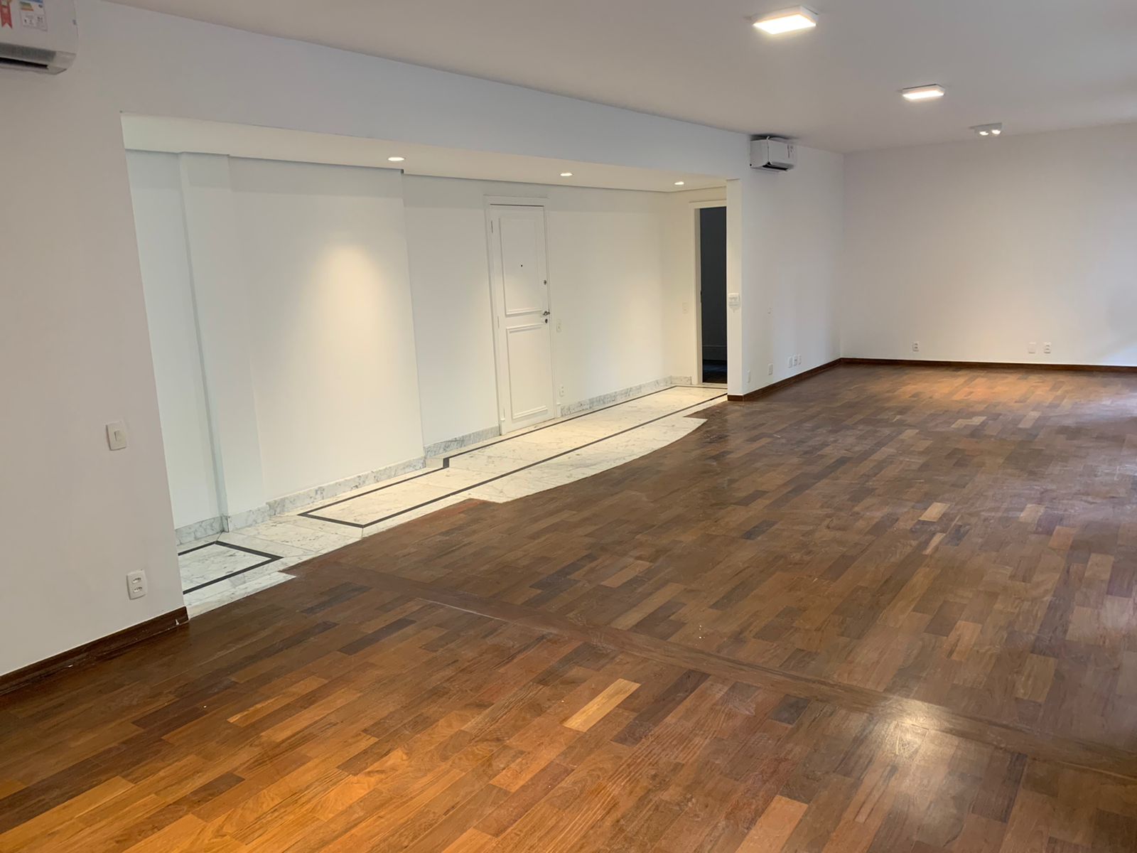 Apartamento à venda com 3 quartos, 223m² - Foto 3