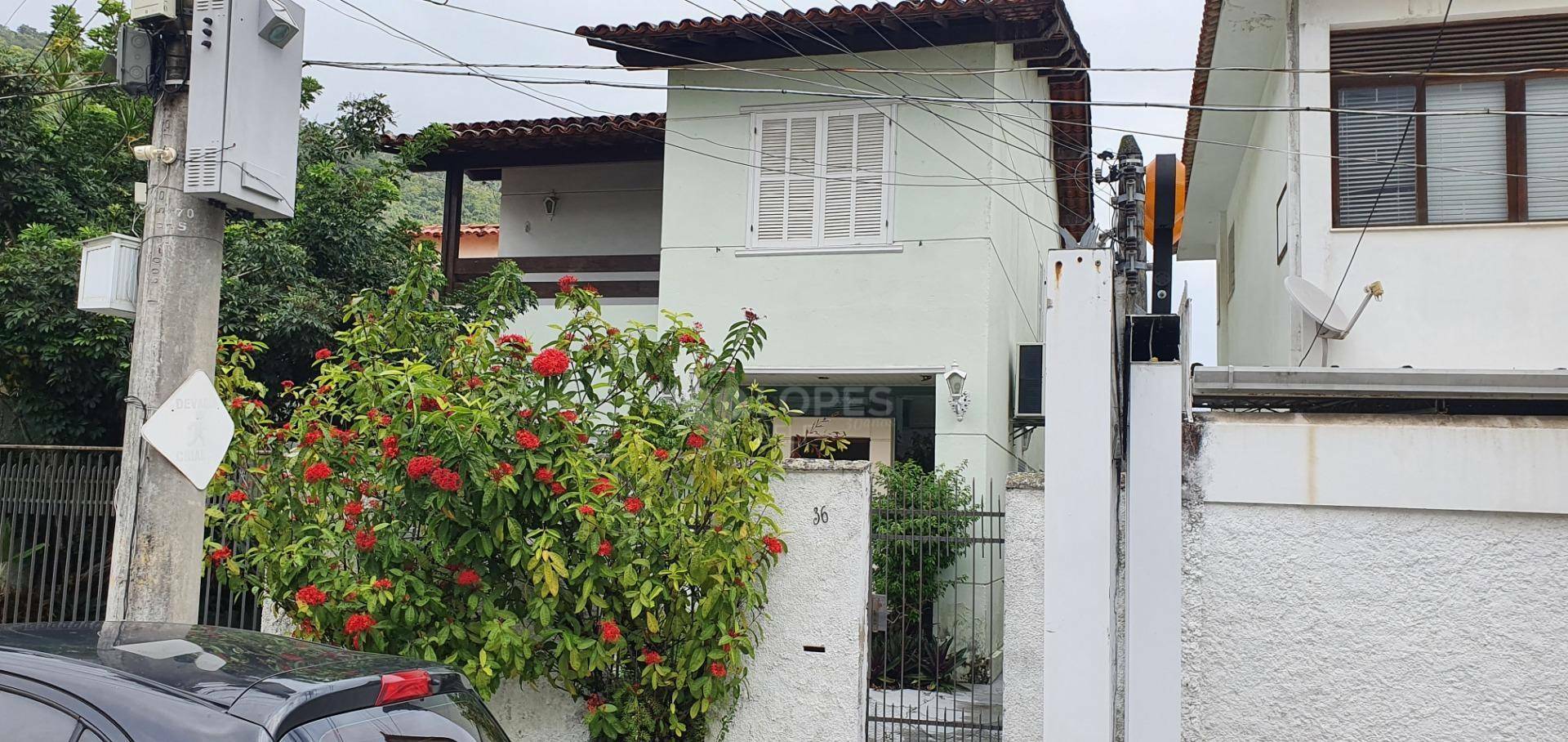 Casa à venda com 6 quartos, 274m² - Foto 1