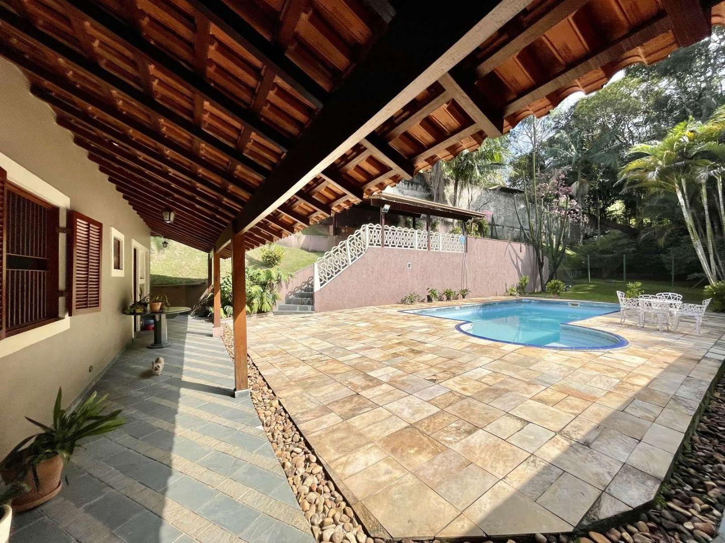 Casa para alugar com 3 quartos, 321m² - Foto 1