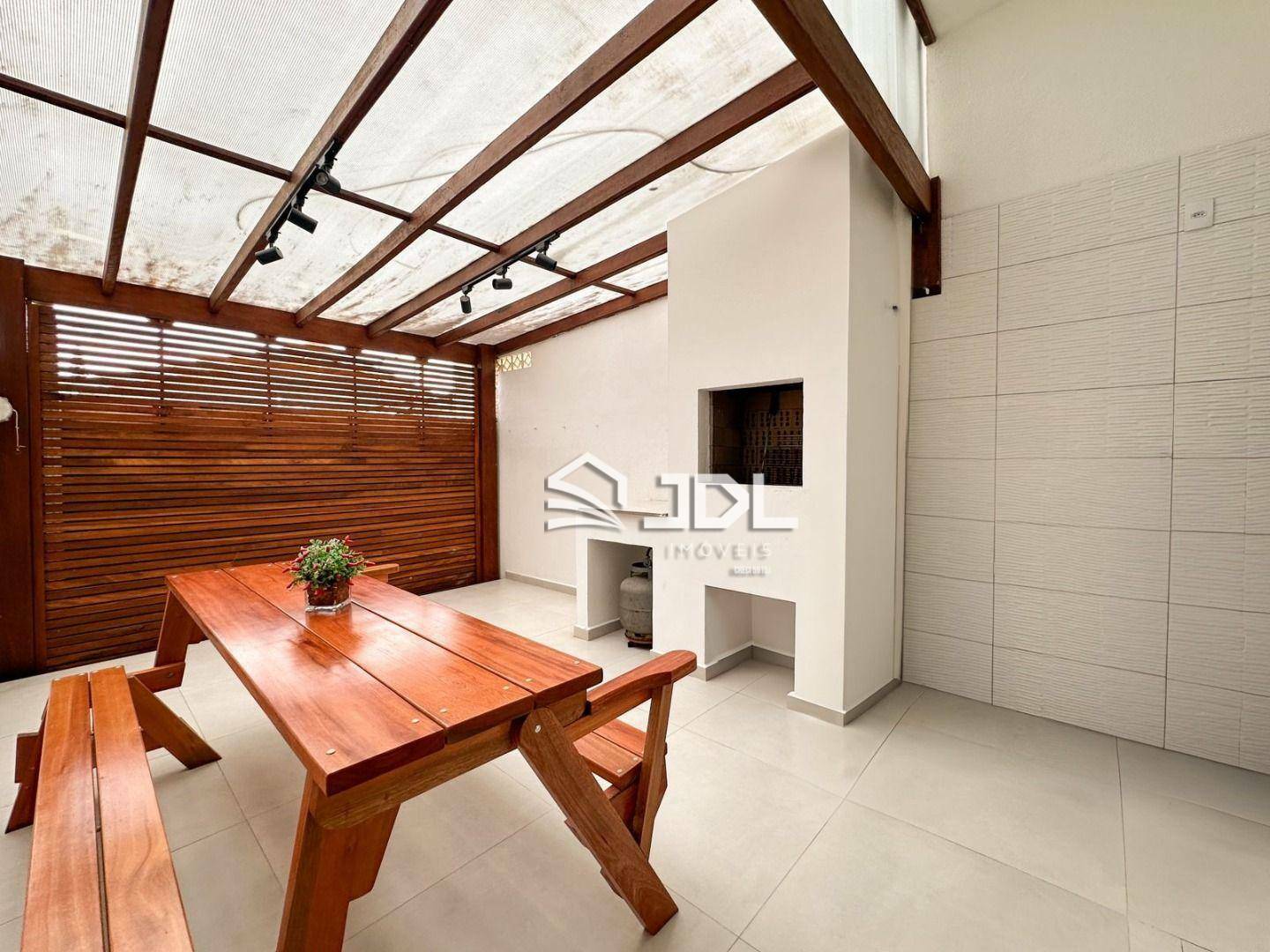 Casa à venda com 2 quartos, 79m² - Foto 1