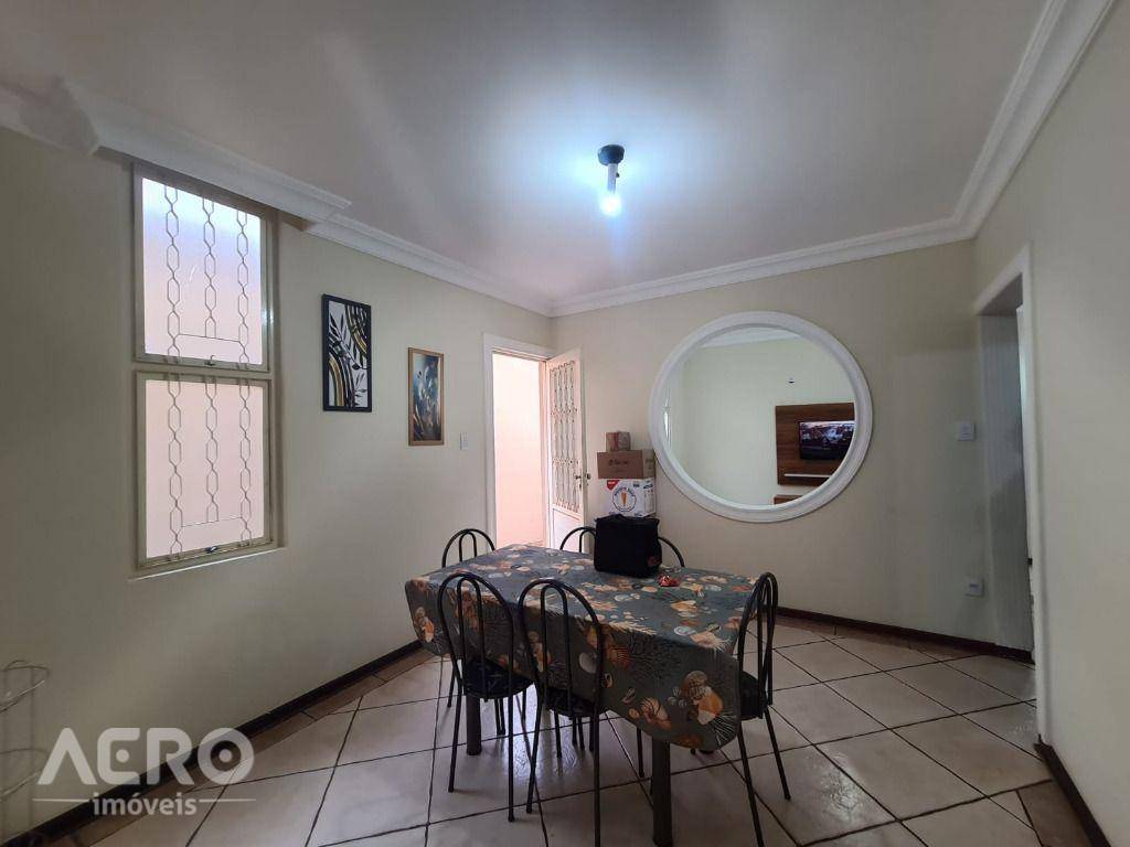 Casa à venda com 4 quartos, 220m² - Foto 17