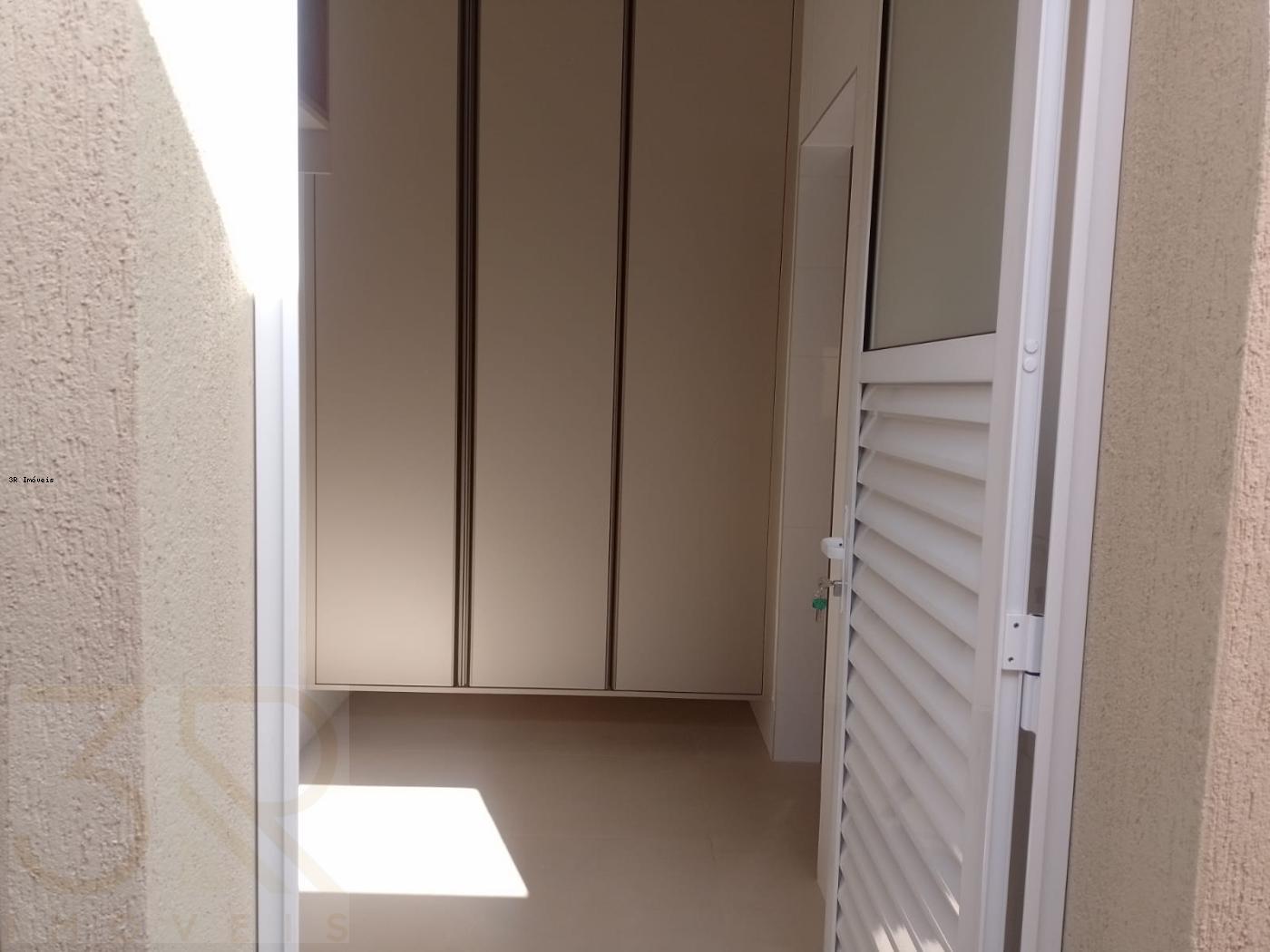 Casa de Condomínio para alugar com 3 quartos, 136m² - Foto 2