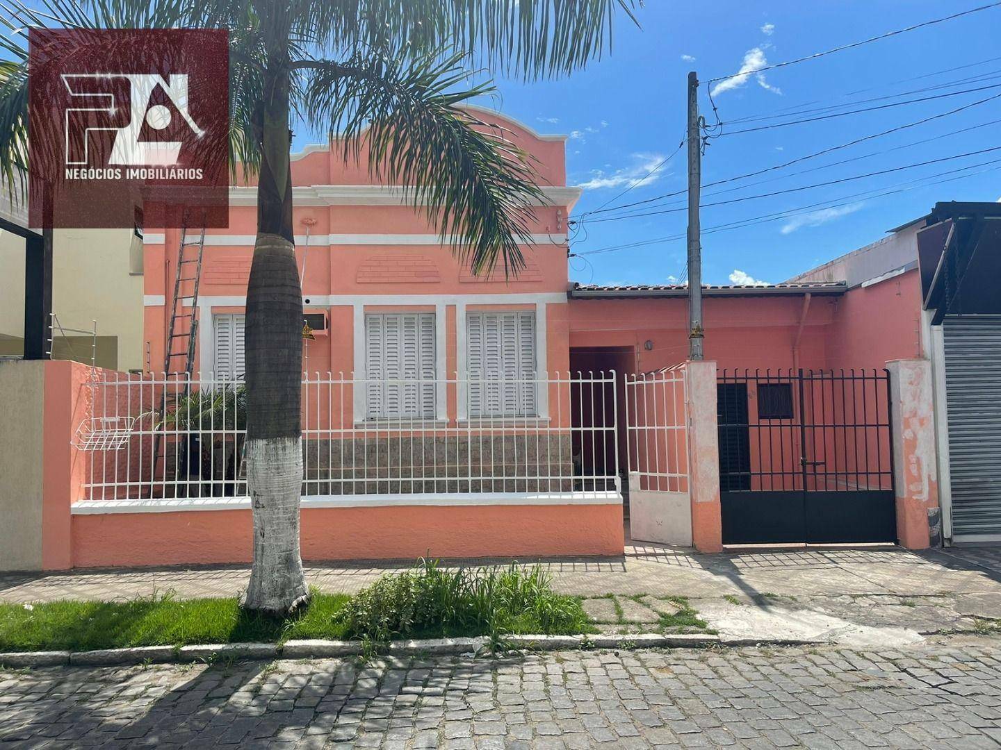 Casa à venda e aluguel com 5 quartos, 200m² - Foto 1