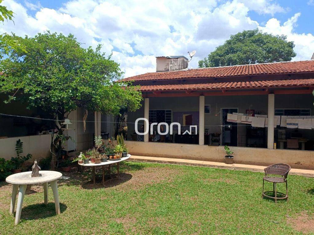 Casa à venda com 4 quartos, 236m² - Foto 1