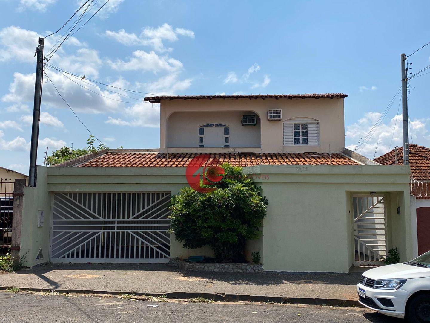 Casa à venda com 3 quartos, 230m² - Foto 1