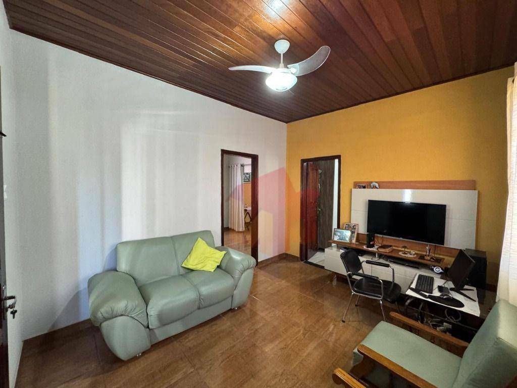 Casa à venda com 5 quartos, 200m² - Foto 2
