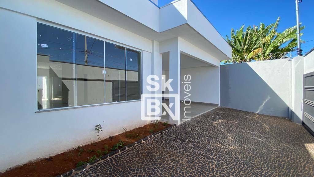 Casa à venda com 3 quartos, 132m² - Foto 1