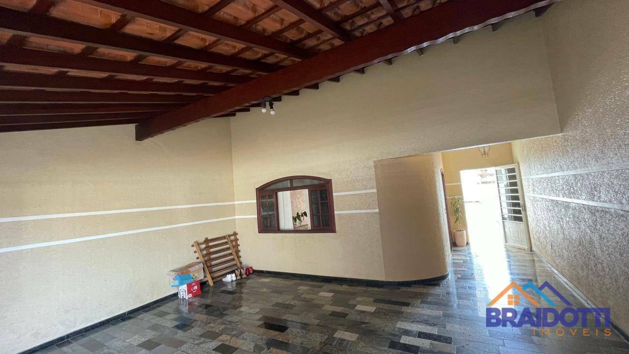 Casa à venda com 3 quartos, 150m² - Foto 1