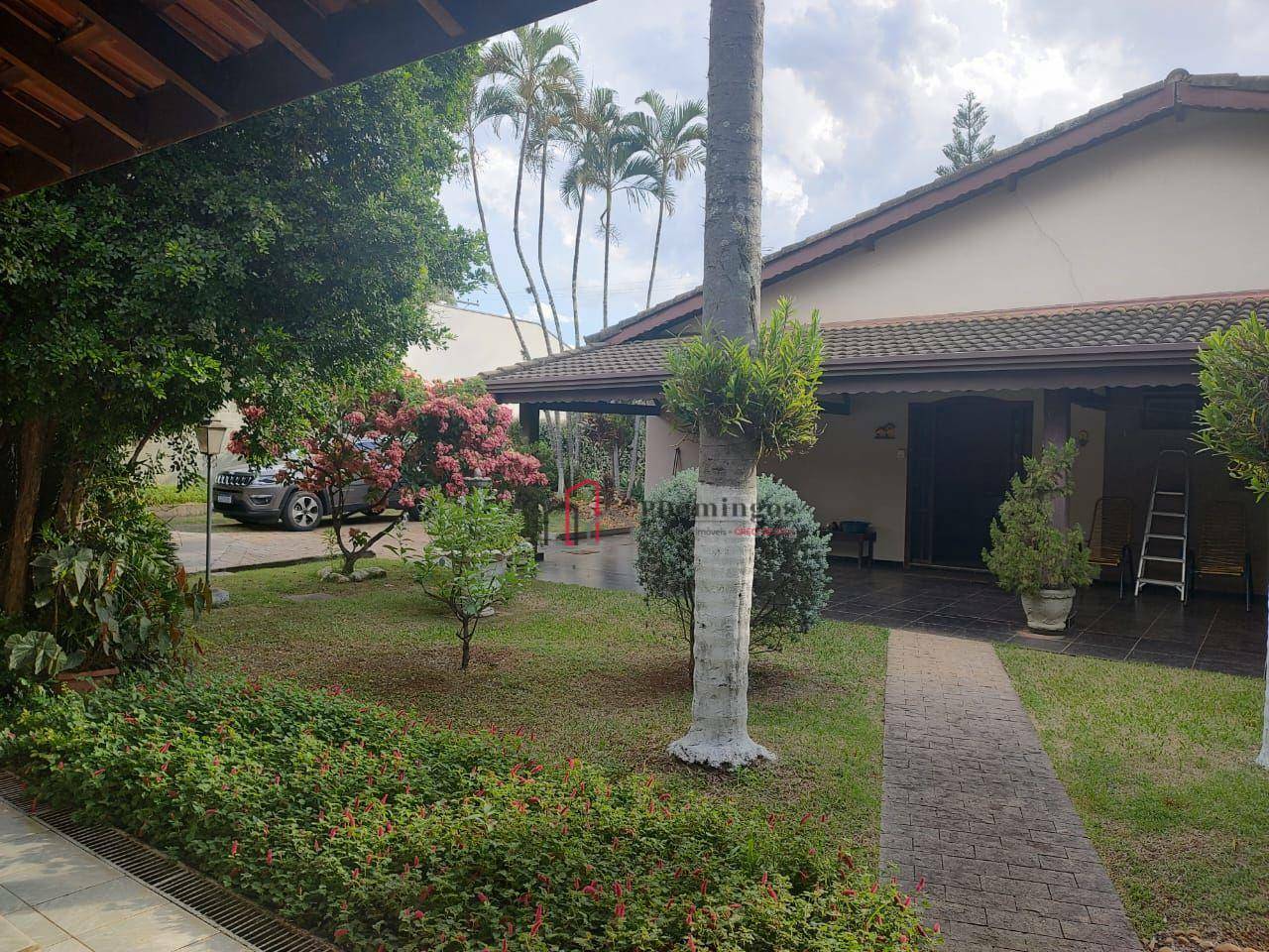 Casa para alugar com 3 quartos, 372m² - Foto 1