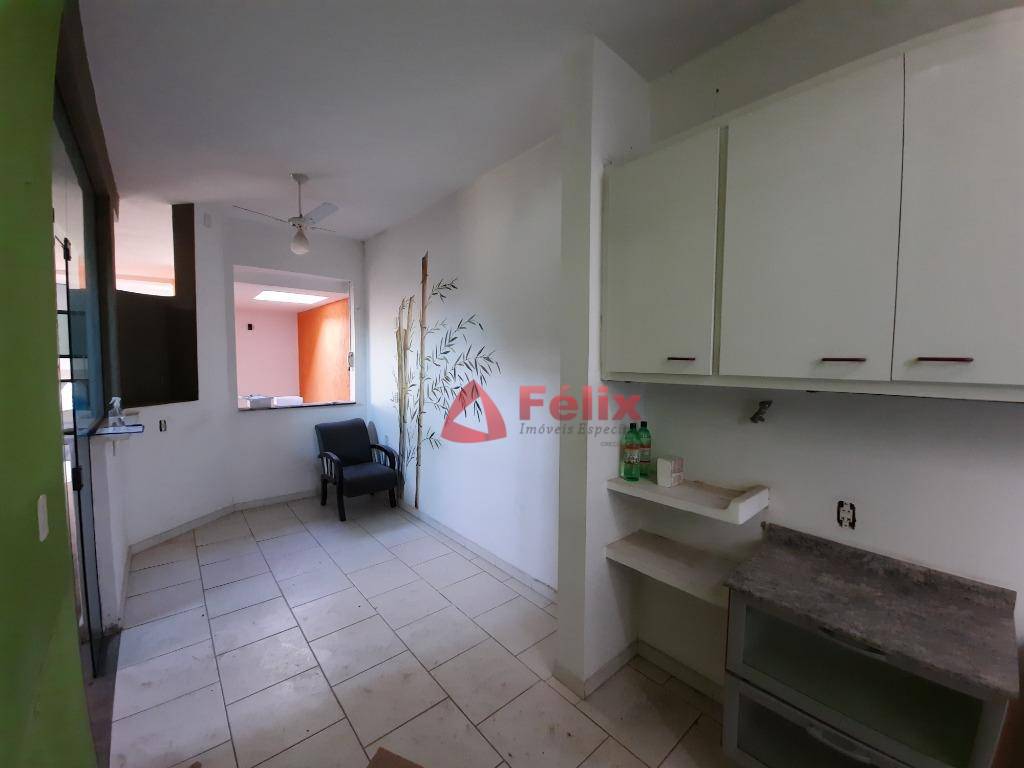 Casa à venda com 3 quartos, 300m² - Foto 18