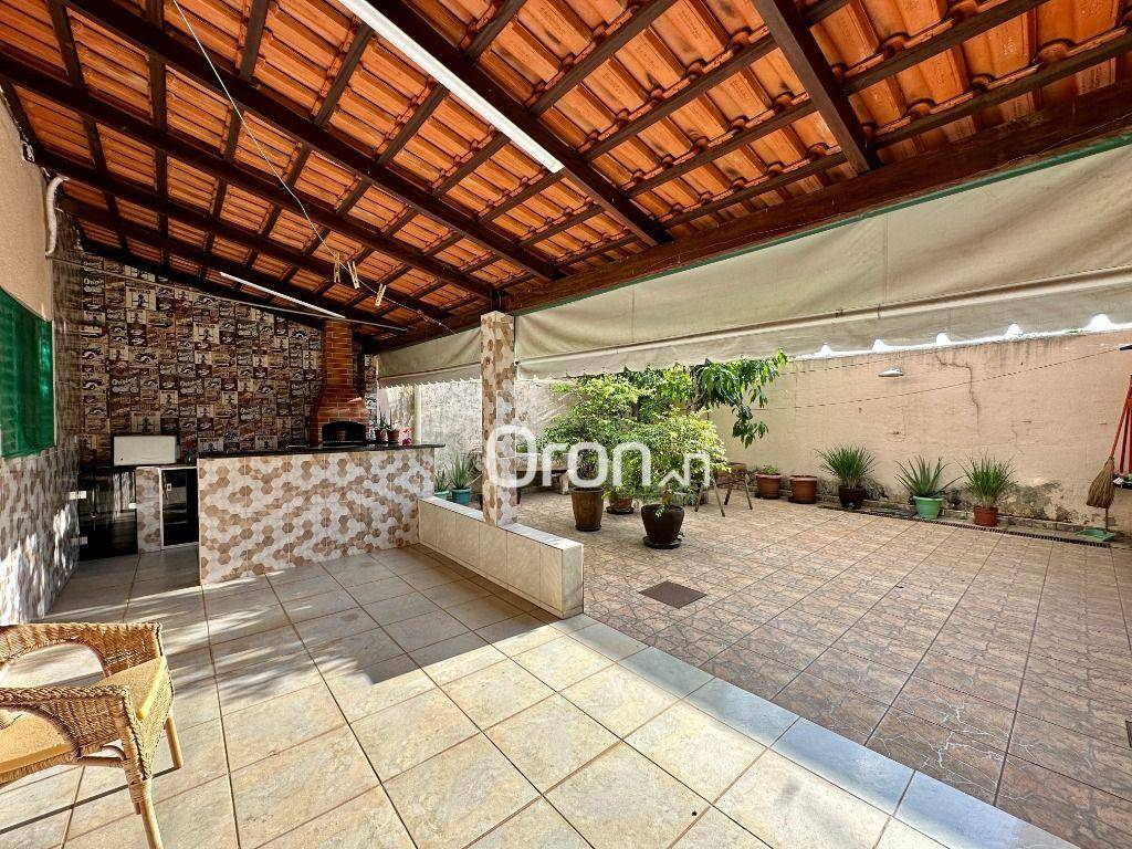 Casa à venda com 3 quartos, 188m² - Foto 1