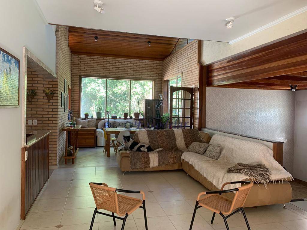 Casa à venda com 3 quartos, 246m² - Foto 1