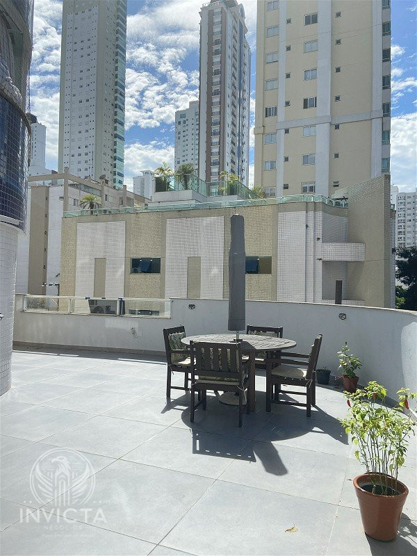 Apartamento à venda com 3 quartos, 226m² - Foto 4