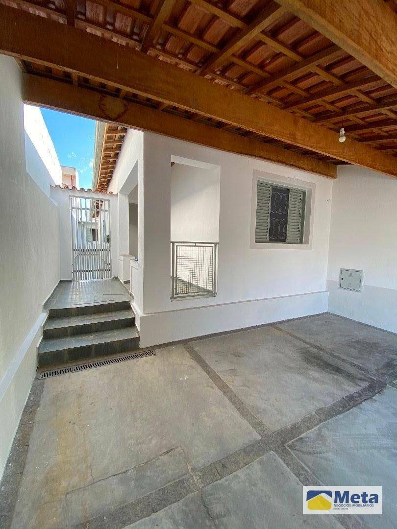 Casa para alugar com 2 quartos, 90m² - Foto 1