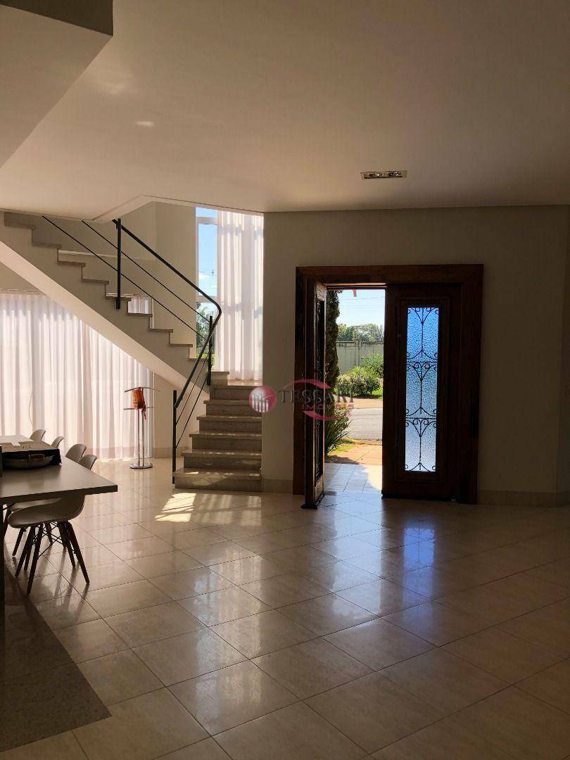 Casa para alugar com 3 quartos, 420m² - Foto 1